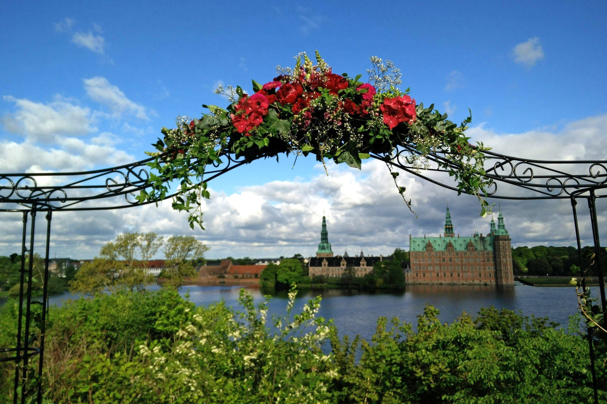 bryllup på slotssø palæet 600x400 Bliv viet på plænen ved Slotssø Palæet med Frederiksborg Slot i baggrunden