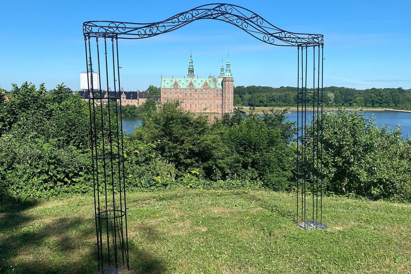 bryllupsbue i smedejern til blomster eller tyl