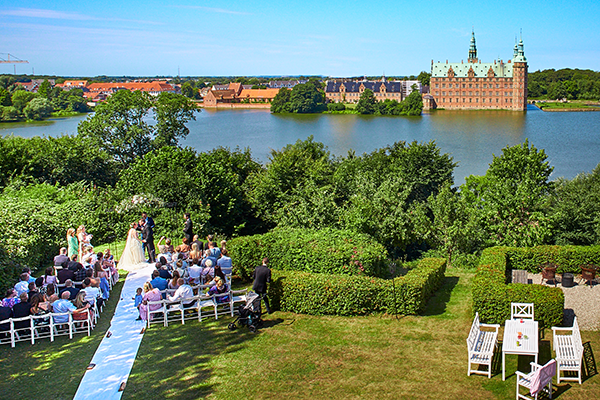 Bliv viet på plænen ved Slotssø Palæet med Frederiksborg Slot i baggrunden